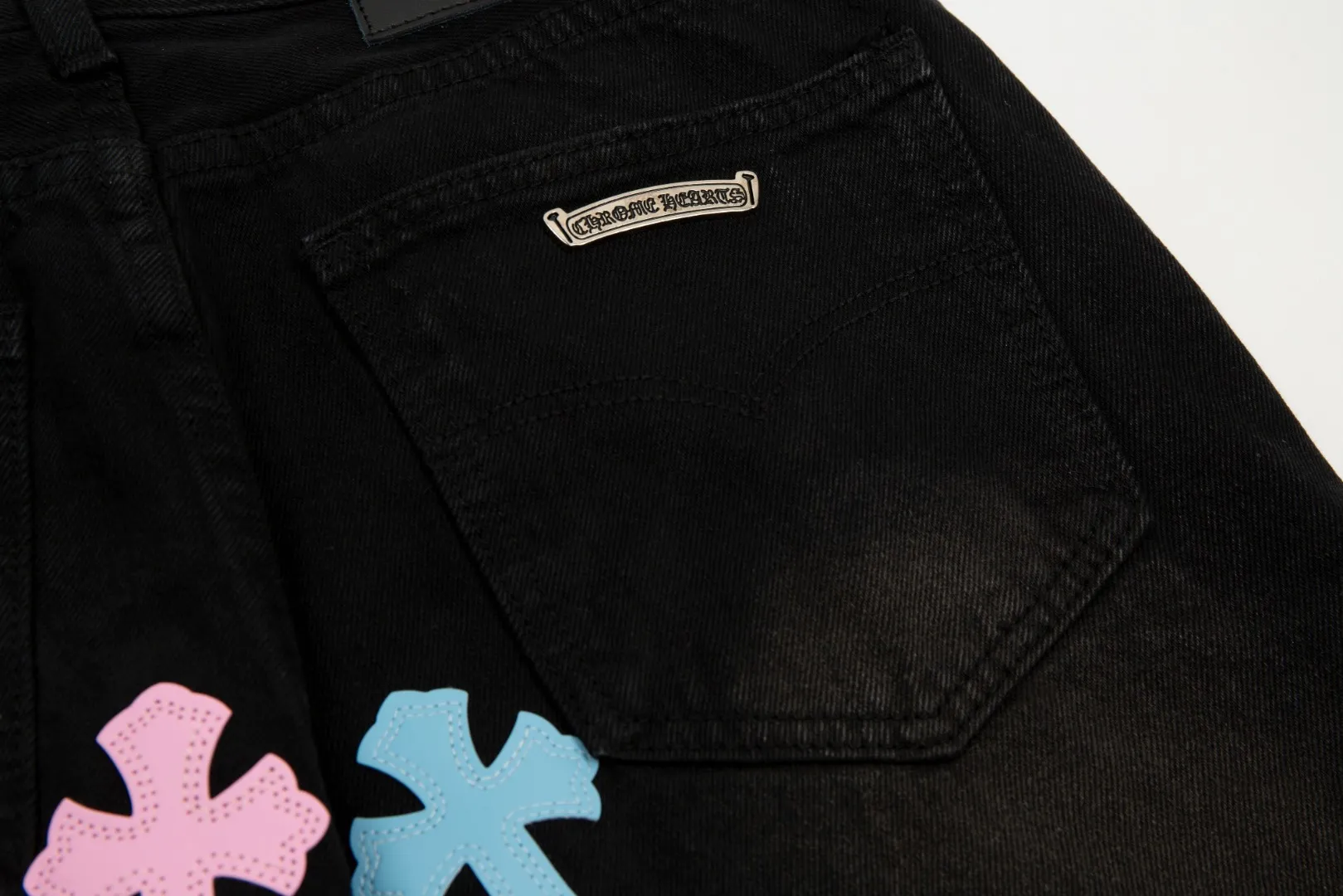 KE922#P180 The only correct leather label version on the market Chrome Hearts CH Cross embroidery distressed jeans Top ceiling quality 100% correct version The correct version is here!  Believe me this must be the best quality you will ever come across! ! Excellent value for money! !  Styles with different washes and textures are very friendly to people with thin legs and thick legs. The straight version is very flattering to the shape of the legs. The moderate length is timeless and easy to match. It is the basis of various styles and a must-have in the wardrobe! ! Add a little stacking to easily control the clean fit trend that has exploded this year. The fabric is stiff but also makes the upper body soft without losing texture. The sides and cuffs of some styles have a bone-wash effect. The vintage flavor pops up all at once. It’s really hard not to love it! ✅Correctly customize the Croxin metal leather label on the back panel. It is not sold directly with the cross on the finished jeans. 1:1 copying strives for excellence and the details are perfectly grasped. ✅The cross leather label is clear and smooth. Exquisite turning top craftsmanship. ✅Buttons, zippers and hardware are all customized versions of the Croxin LOGO. ✅High-cost washing process. Size: 28 30 32 34 36 (5 sizes)